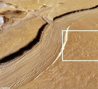 Надписи на Марсе вдоль речного русла и другие новости